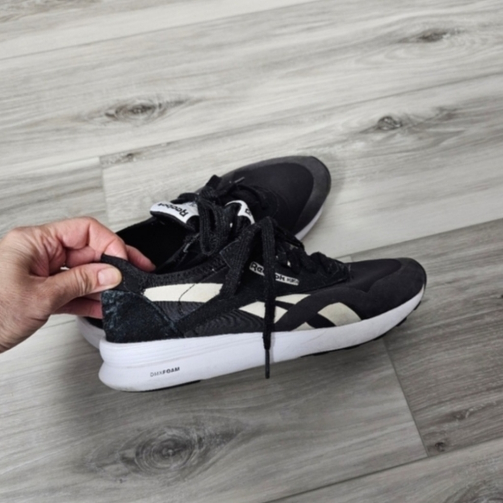 Reebok Black And White Low-Top Athletic Sneakers Sz 7.5